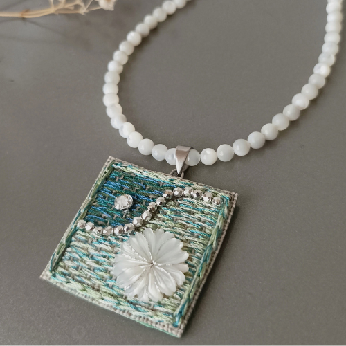 Collier en perle blanche pendentif en argent turquoise