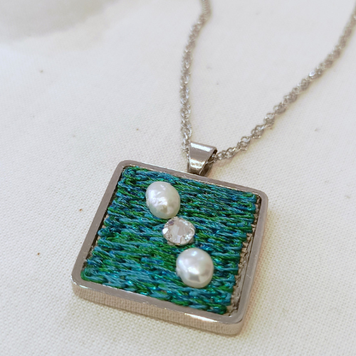 Collier en argent brodés couleur turquoise