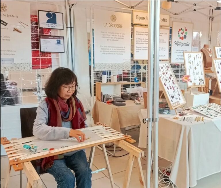 La créatrice entrain de créait des bijoux brodés