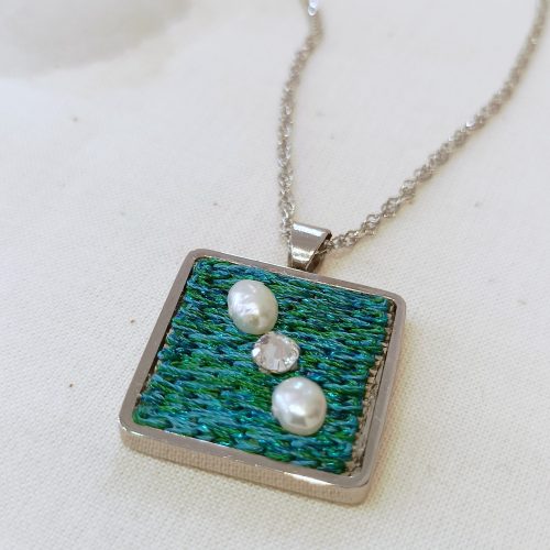PENDENTIF CARRE AVEC PERLE ET CRISTAL REMANIE 1751032416565