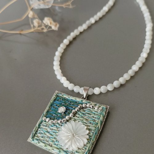 PENDENTIF CARRE VERT ET FLEUR EN NACRE REMANIE 1751033779423