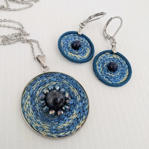 Collier et boucle d'oreille bleu marine et argent